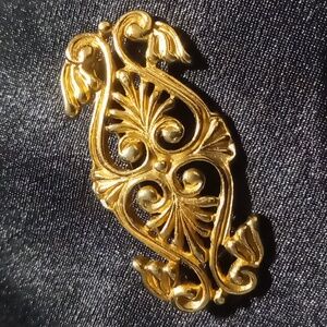 MFA Broach meusam of fine arts jewelry.